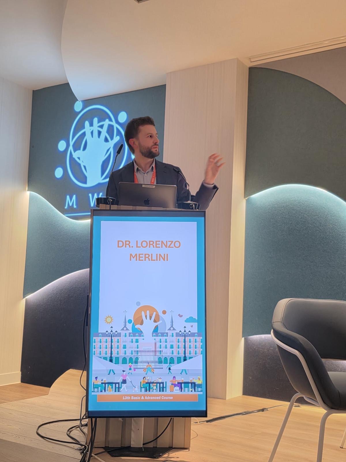Le Dr Merlini au pupitre lors d'un cours international