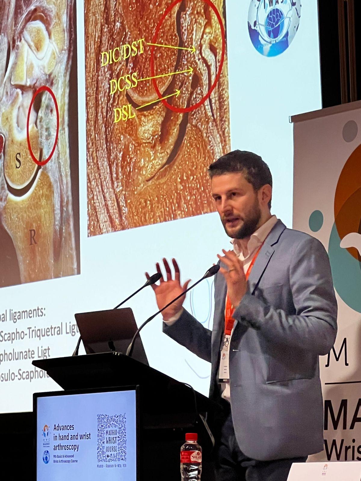 Le Dr Lorenzo Merlini lors d'un cours international d'arthroscopie du poignet